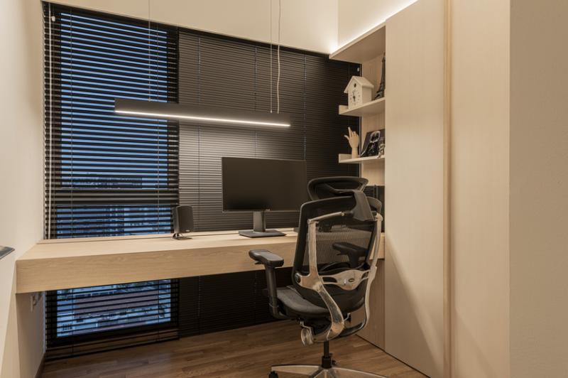 书房最独特之处是有一张靠窗的定制长型连墙书桌，采用与全屋同色系同木料的层压板。