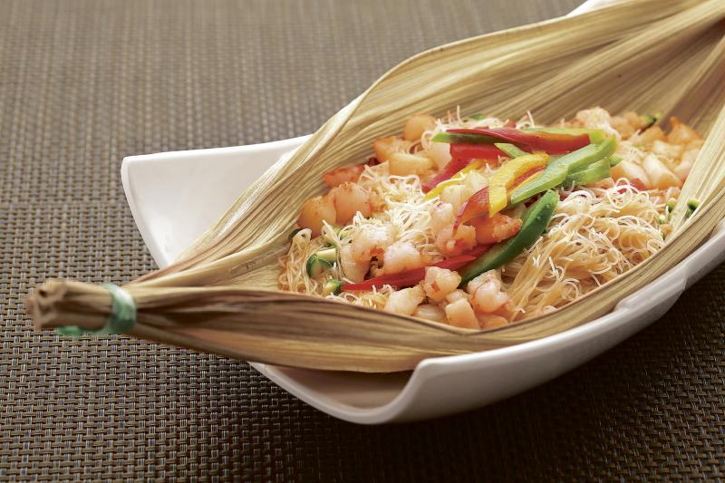 乌巴叶海鲜焖米粉非常家常，却充满冯洱迅的童年回忆。