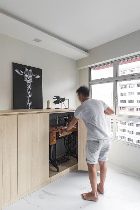 王慈艺为一名裁缝师设计了缝纫机可藏可取的收纳空间。
