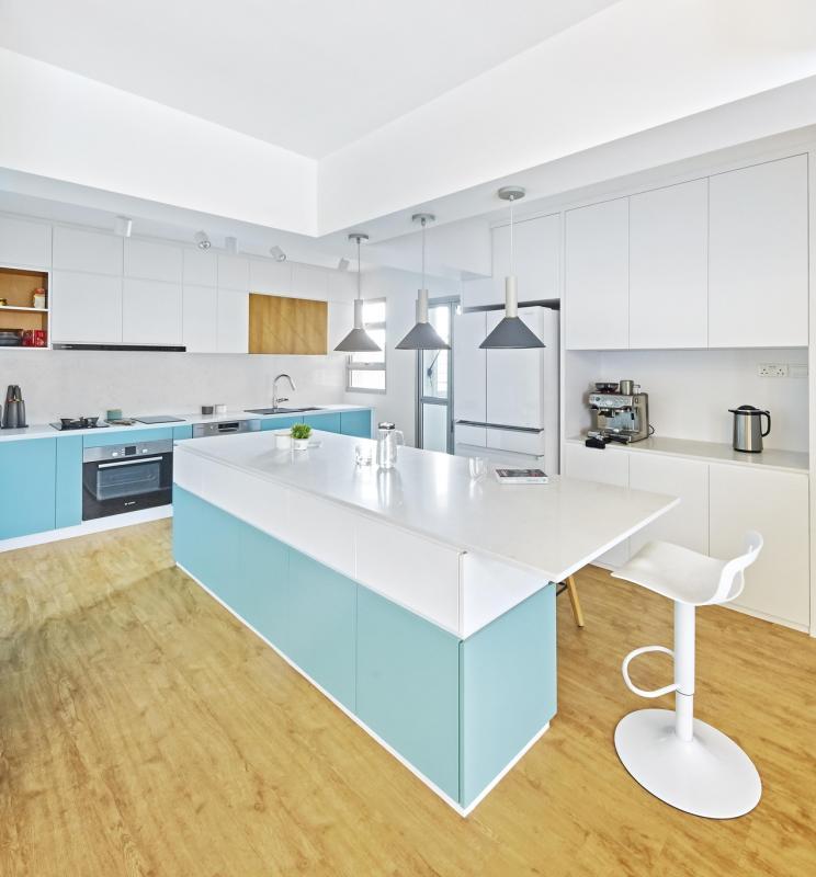 岛屿形餐桌在张明辉看来很适合办公。