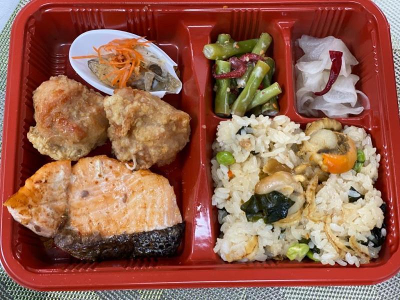 日本米饭铺的烤三文鱼和炸鸡套餐。