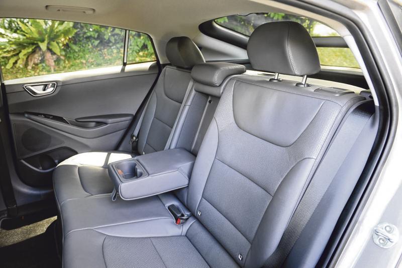 车子的轴距有2700毫米，后座空间宽敞，座椅也很舒服，不须挺直身子。