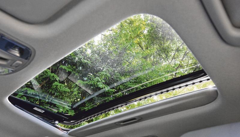 若不想打开天窗，可以拉开遮阳板，让阳光照射入车室，提升驾驶乐趣。