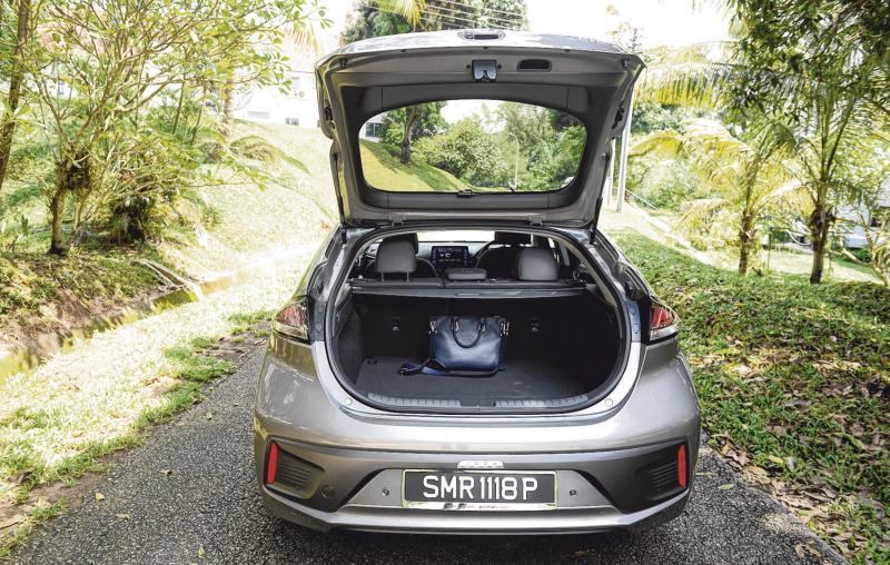 车子行李厢有456公升，放倒第二排椅子的话，空间容量可达1518公升。