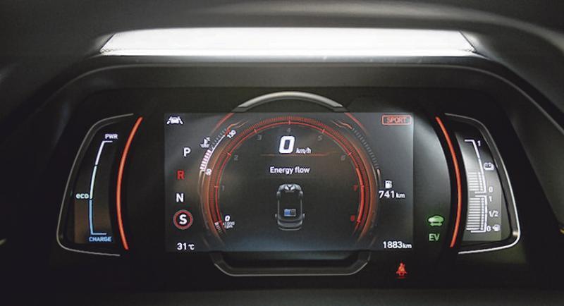 7英寸仪表盘会显示车子的动力和充电情况，启动运动模式就亮起红灯。