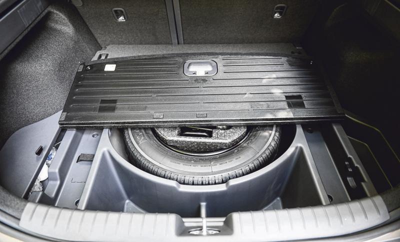 车子后备胎周围储物空间深又大。