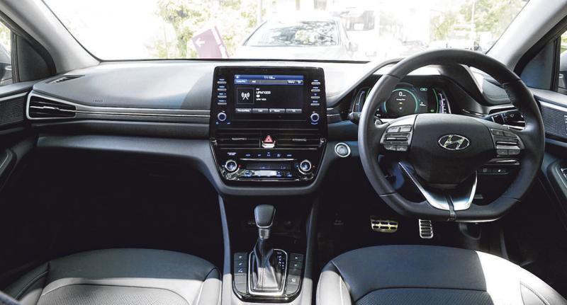 8英寸的直立娱乐触屏是中控的焦点。