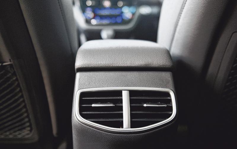 中控扶手后方有两个冷气出风口。