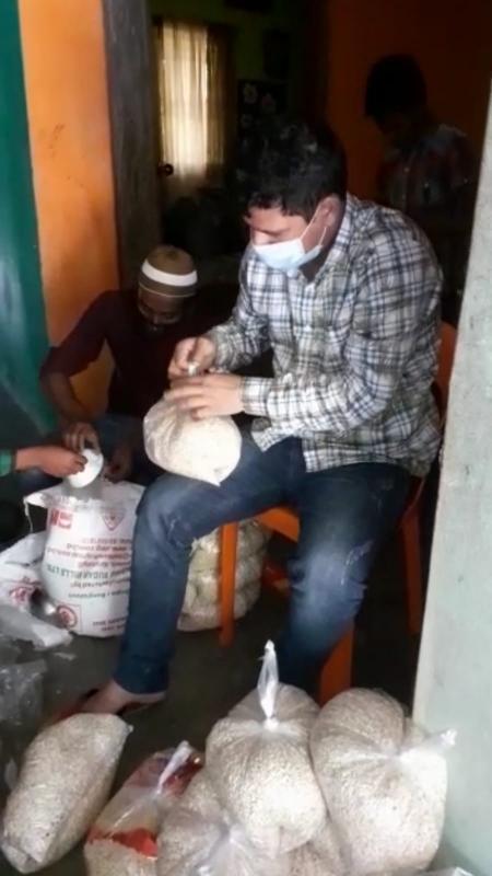 穆库卖诗集买米，分装成袋送给家乡的邻里。（受访者提供照片）