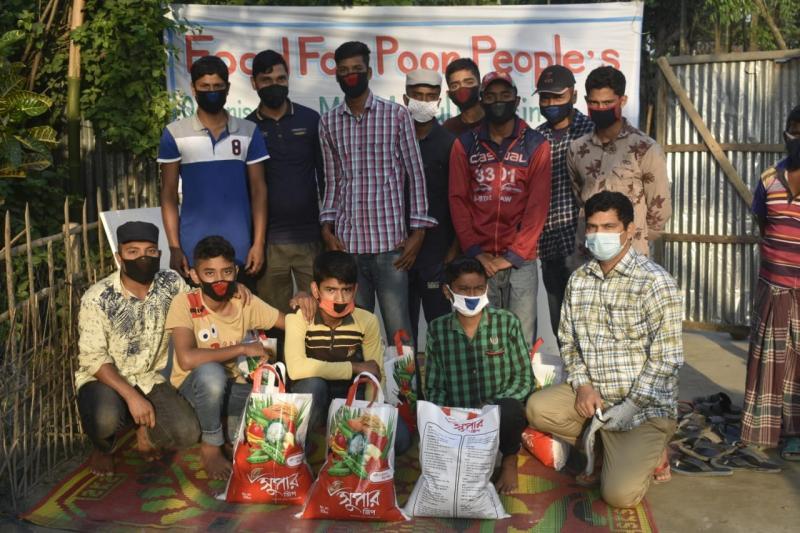 穆库（右一）复制在新加坡学到的活动策划模式，在家乡孟加拉办爱心捐赠。（受访者提供照片）