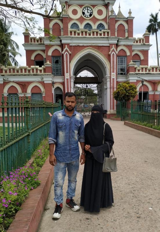 去年婚礼后，莫尼尔与妻子去了家乡附近的纳托尔（Natore）观光，背景是1734年建成的Dighapatia王宫。（受访者提供照片）