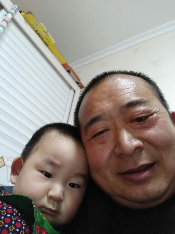 孙思汉与三岁儿子天天视频通话解乡愁。（受访者提供照片）