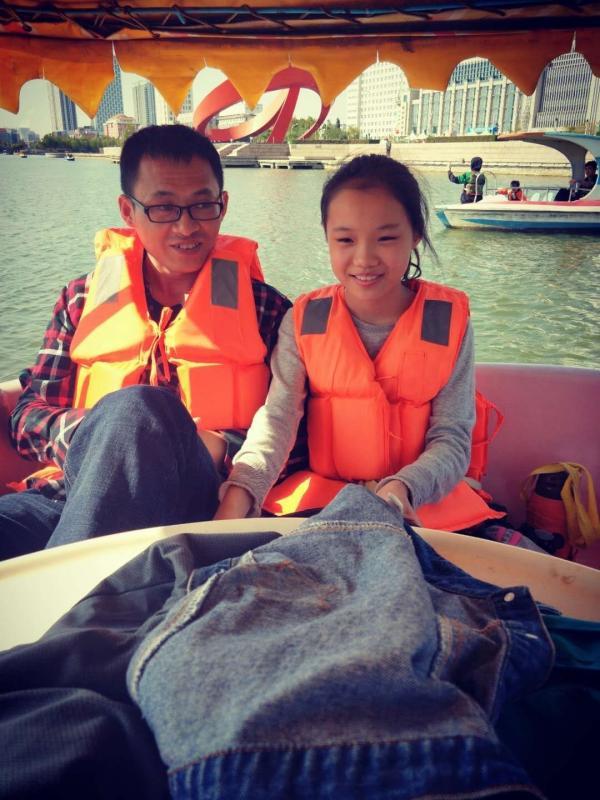 申红卫希望能陪伴儿女成长，右为13岁的女儿。（受访者提供照片）