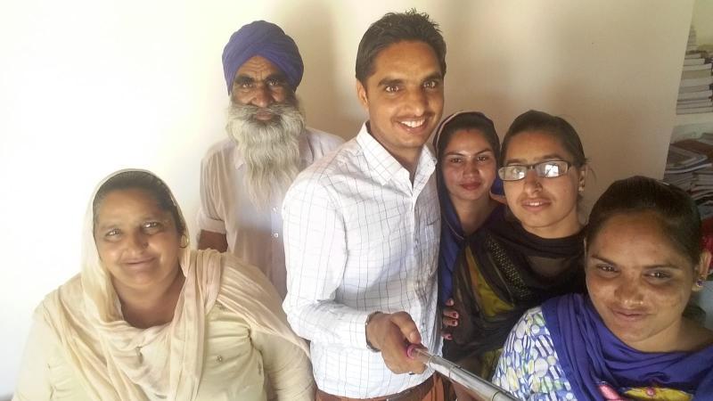 沙杜库迪星的母亲（左起），父亲，沙杜库迪星，他的妻子及两个妹妹。（受访者提供照片）