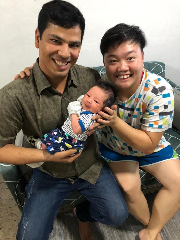 穆库（左）在返乡前专程送礼物为翁秀琴的女儿庆生。（受访者提供照片）