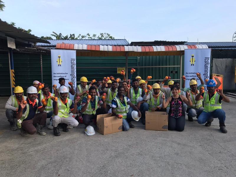 客工援助组织创办人蒂帕（前排右二）鼓励国人尽己之力，向客工表达善意。