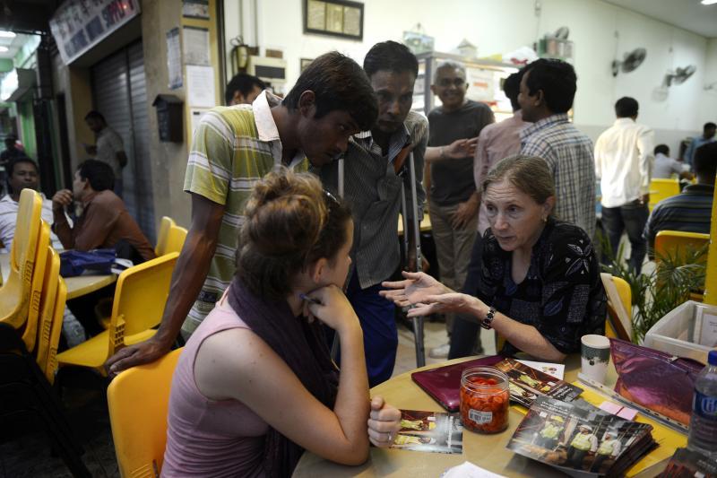 TWC2的“加富路项目”，受伤客工每周有六天可领取免费膳食，并向义工咨询工伤索偿的调解与审讯程序。（档案照）