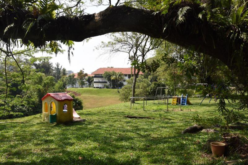 威硕斯村的一大特色是处于山丘上,黑白屋依山脊建造。