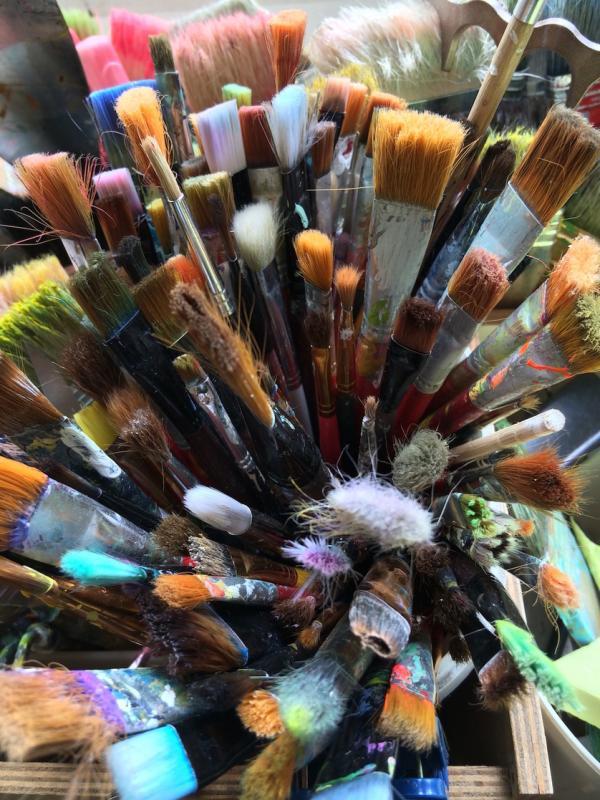 色彩斑斓的画笔看似一幅画。