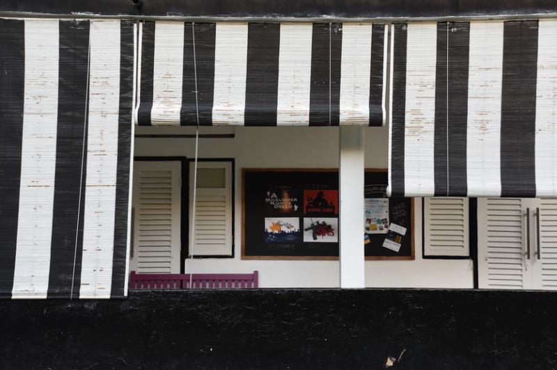 黑白屋的建筑部分漆上黑色,百叶窗和竹帘同样以黑白色为主。