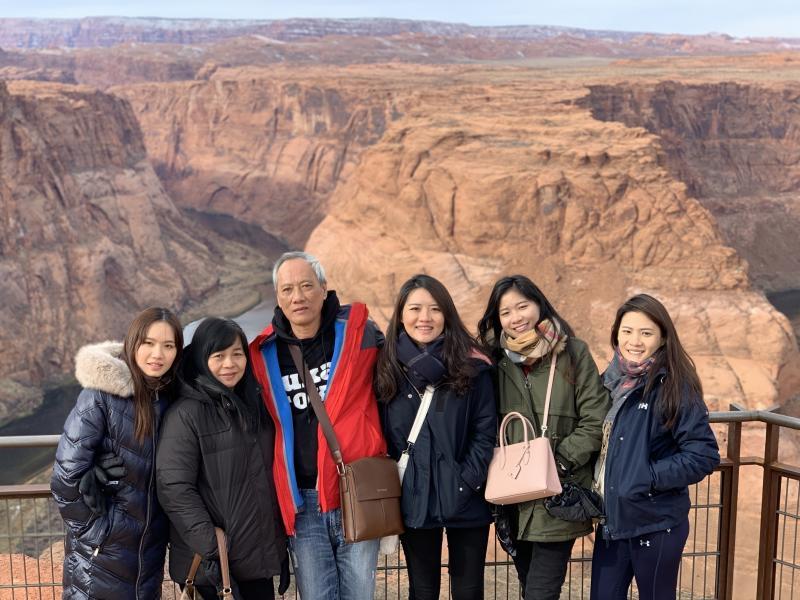 文慧如(左一)和父母(左二及三),以及姐妹们关系密切,经常举家出游。