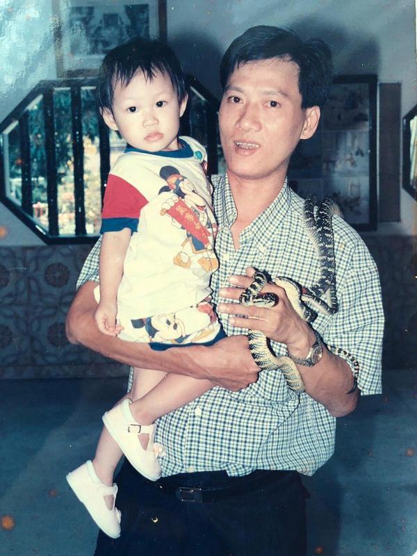 年轻时的爸爸文海山抱着小时候的文慧如。