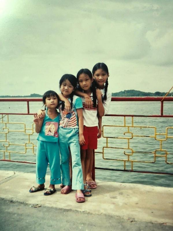小时候的文慧如(右二)和姐妹文慧颖(右一)、文慧真(左二)及文慧蒨(左一)合影。