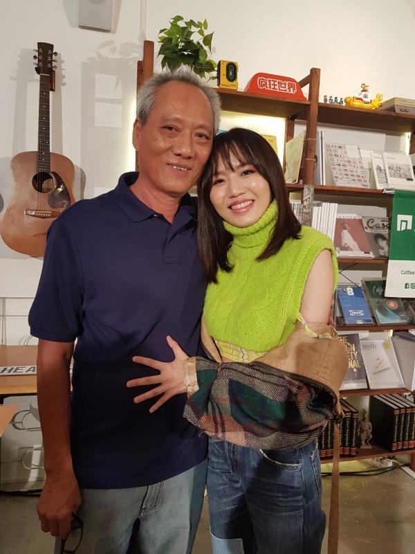 文慧如(右)觉得爸爸文海山比较豁达,从他身上看到人要懂得如何去生活。