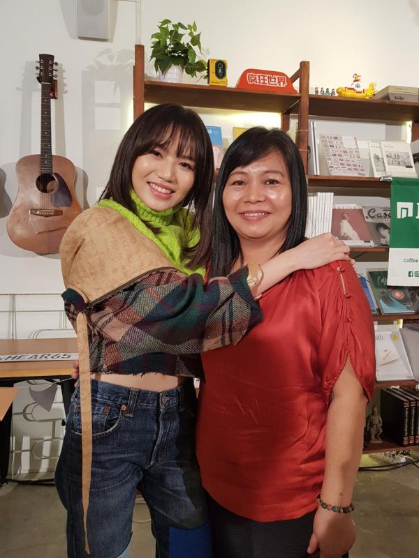 文慧如(左)形容与妈妈吴春丽的感情像恋人。