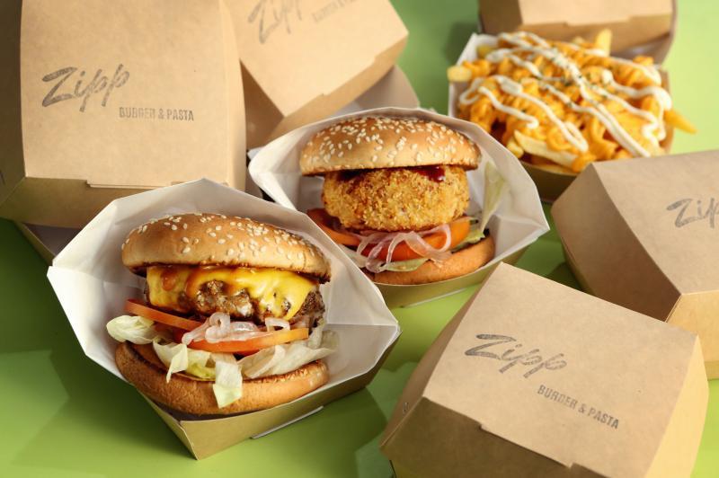 Zipp Burger & Pasta的招牌Hamburger(牛肉加猪肉)和猪肉汉堡包。(龙国雄摄)