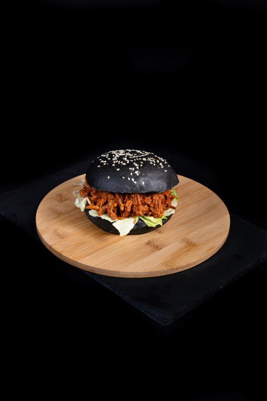 Ashes Burnnit的手撕牛肉汉堡包配火炭面包。(受访者提供)