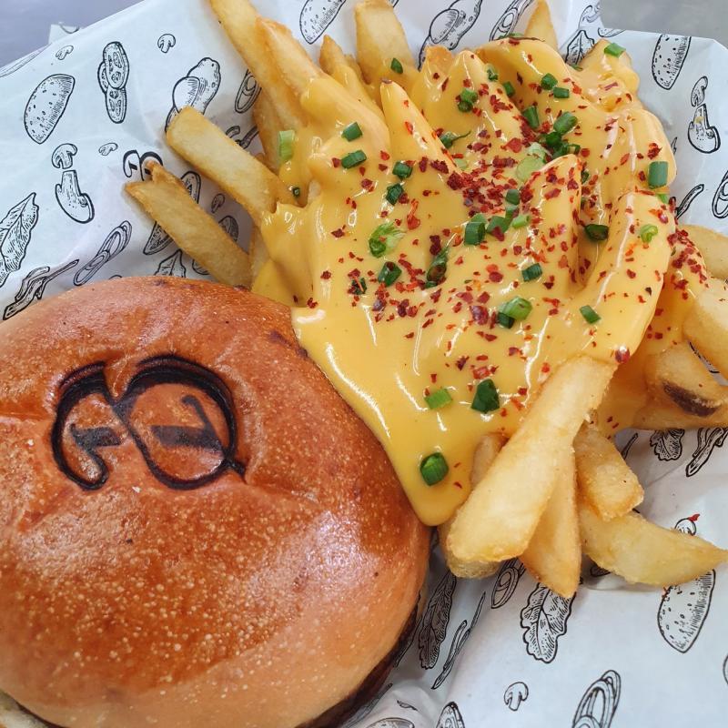 Burgs by Project Warung的汉堡包上烙印着其招牌标志。(受访者提供)