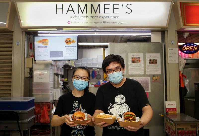 孔繁杰和陈祖儿夫妻因爱吃汉堡包而开汉堡包摊位。(严宣融摄)