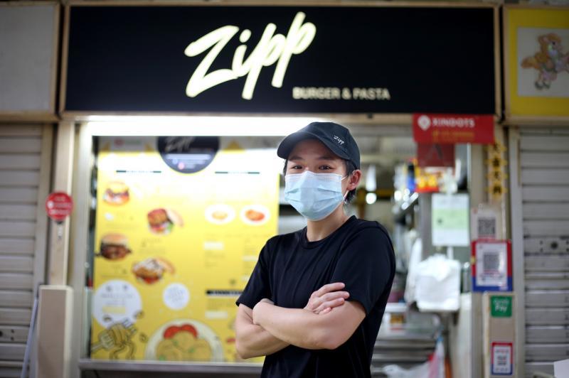 陈沙娜花数年研究做不同的汉堡包肉饼。(龙国雄摄)