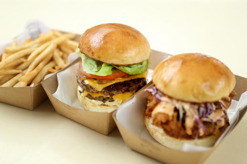 Hammee's的招牌芝士汉堡包和人气炸鸡汉堡包。(严宣融摄)