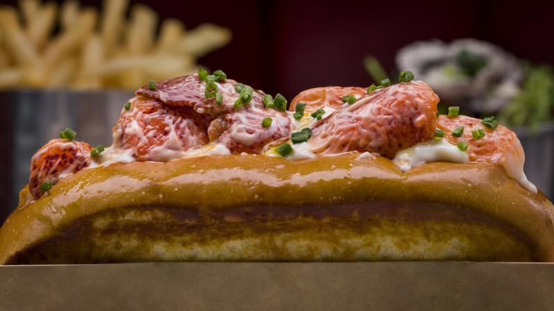 Burger & Lobster的招牌龙虾卷。