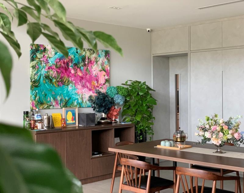 公寓周围是树林,在设计的时候,屋主也考虑如何将外面的绿意盎然引到屋内,于是摆设和种植了大量植物。