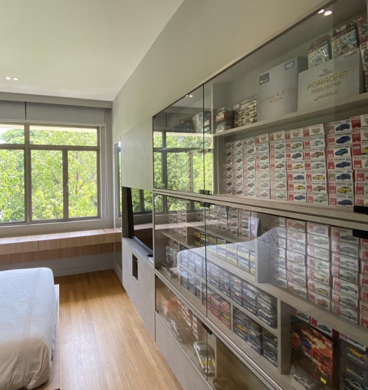 儿子的卧房特设了一个墙柜摆设汽车模型收藏。