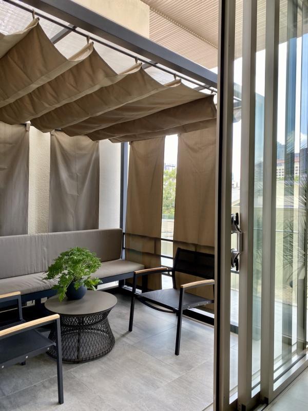 房子内有个休闲角落,设计独特的帆布顶是卖点。