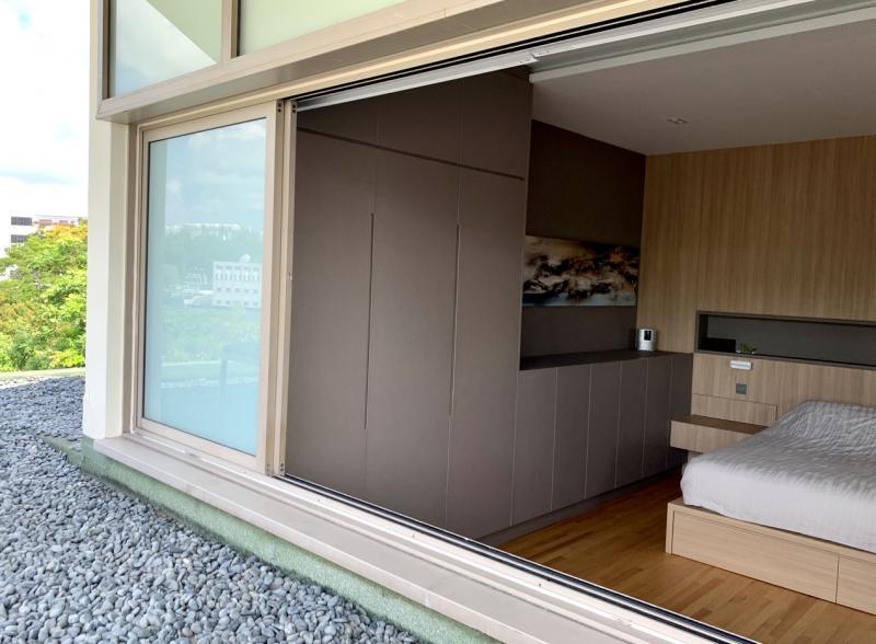 顶楼主人房有一面玻璃墙,推开后就是鹅卵石天台。