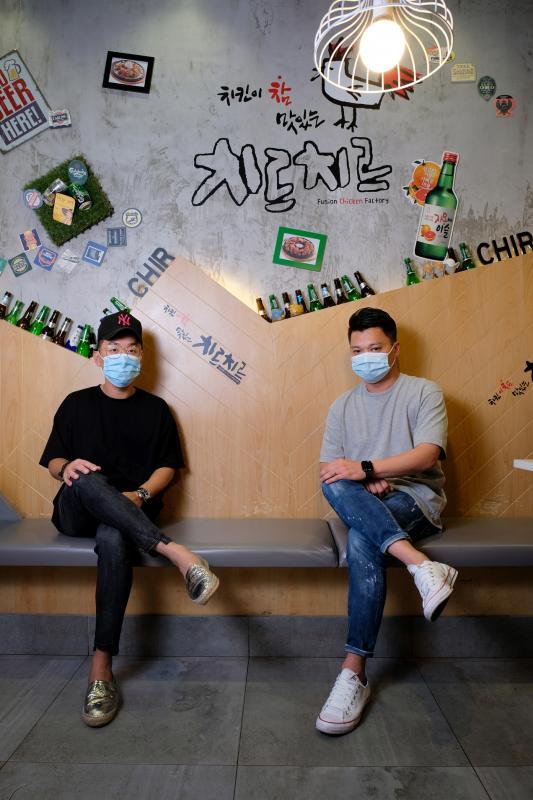何智毅(右)与赖伟康等伙伴引进韩国炸鸡餐馆,进军餐饮界。(摄影/龙国雄)