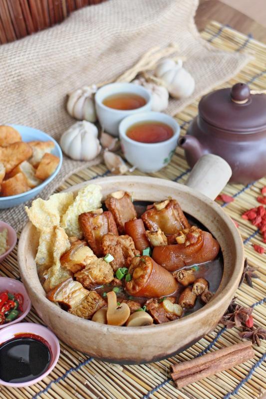 马国哥打正宗肉骨茶以药材汤底出名。(餐馆提供)