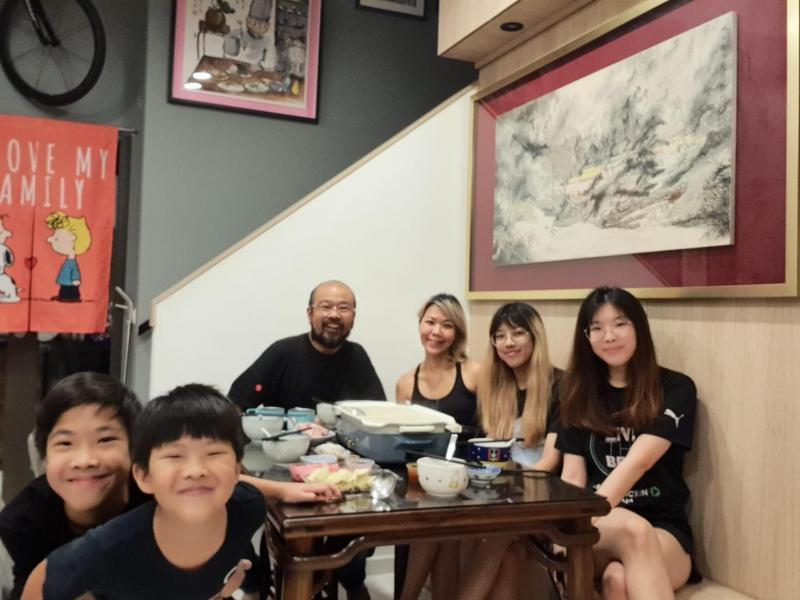 深利美食馆老板蔡华春（中）天天为太太（右三）和四个孩子做饭。