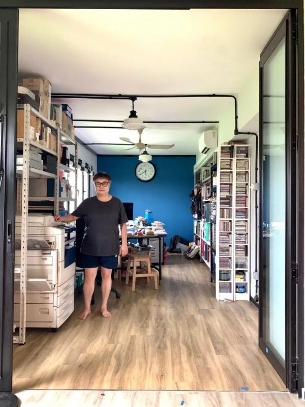 在家办公四年的陈婷婷，工作室设备齐全，包括打印机。