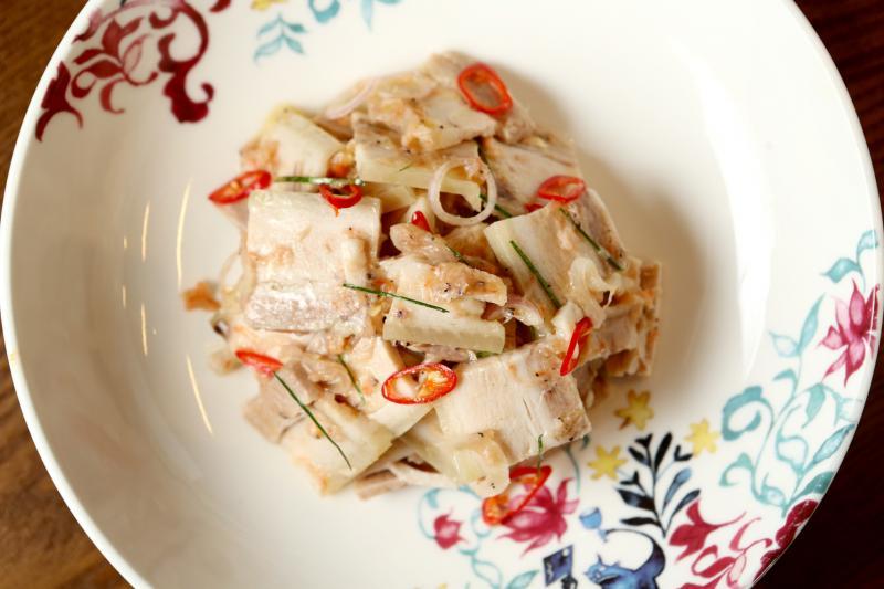 虾酱肉片沙拉加了咸虾酱，带有特殊咸香味。