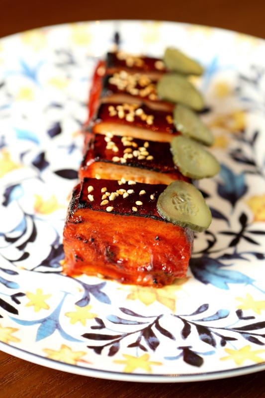 韩风版叉烧比传统叉烧多一层照烧酱风味。