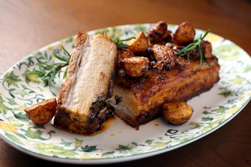 地中海烤三层肉的口感焦脆，而且保留肉汁。