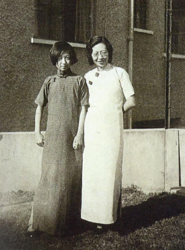 张爱玲13岁时捡后母的旧衣穿让她心灵受创。图为她与姑姑张茂渊（右）。（互联网）