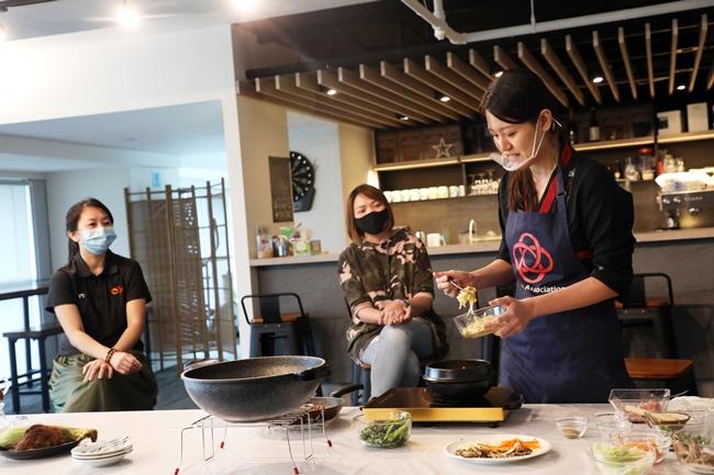 comennlive_wk12_cooking3.jpg