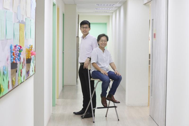 汉文教集团总裁林炜扬(左)和校长黄靖雅(右):近半家长反馈,支持网课教学。